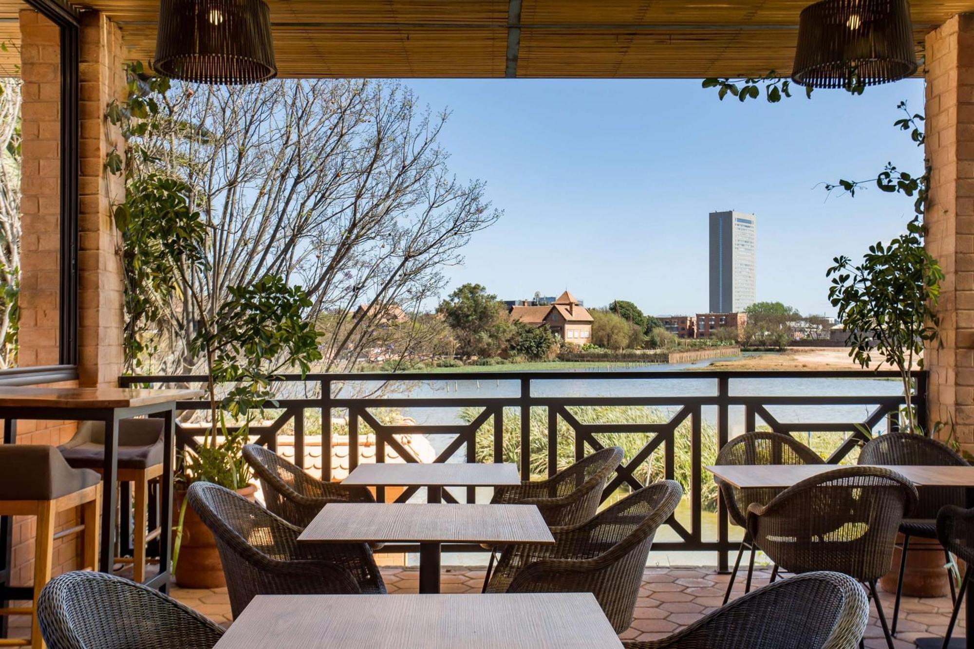 Radisson Hotel Tamboho Waterfront 塔那那利佛 外观 照片